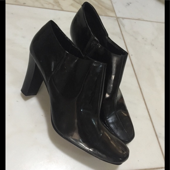 Bandolino Leather black Ankle zipper booties size9 - Picture 8 of 8